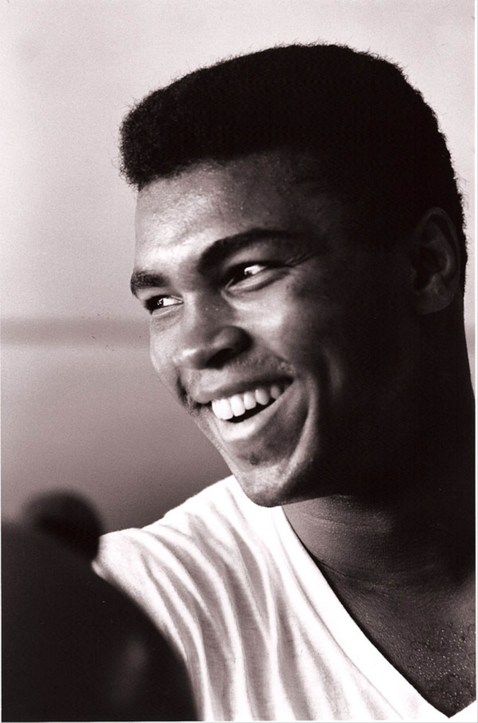 Hayal meyal hatırlıyorum işte o maçı, 1978′in Eylül&#39;ünde Muhammed Ali bir ünvan maçına çıkıyordu. 7 ay önce Leon Spinks&#39;e kaybettiği Dünya Şampiyonu ... - muhammad-ali-white-v-neck-banner